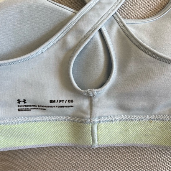 Under Armor Sports Bra - Picture 4 of 4